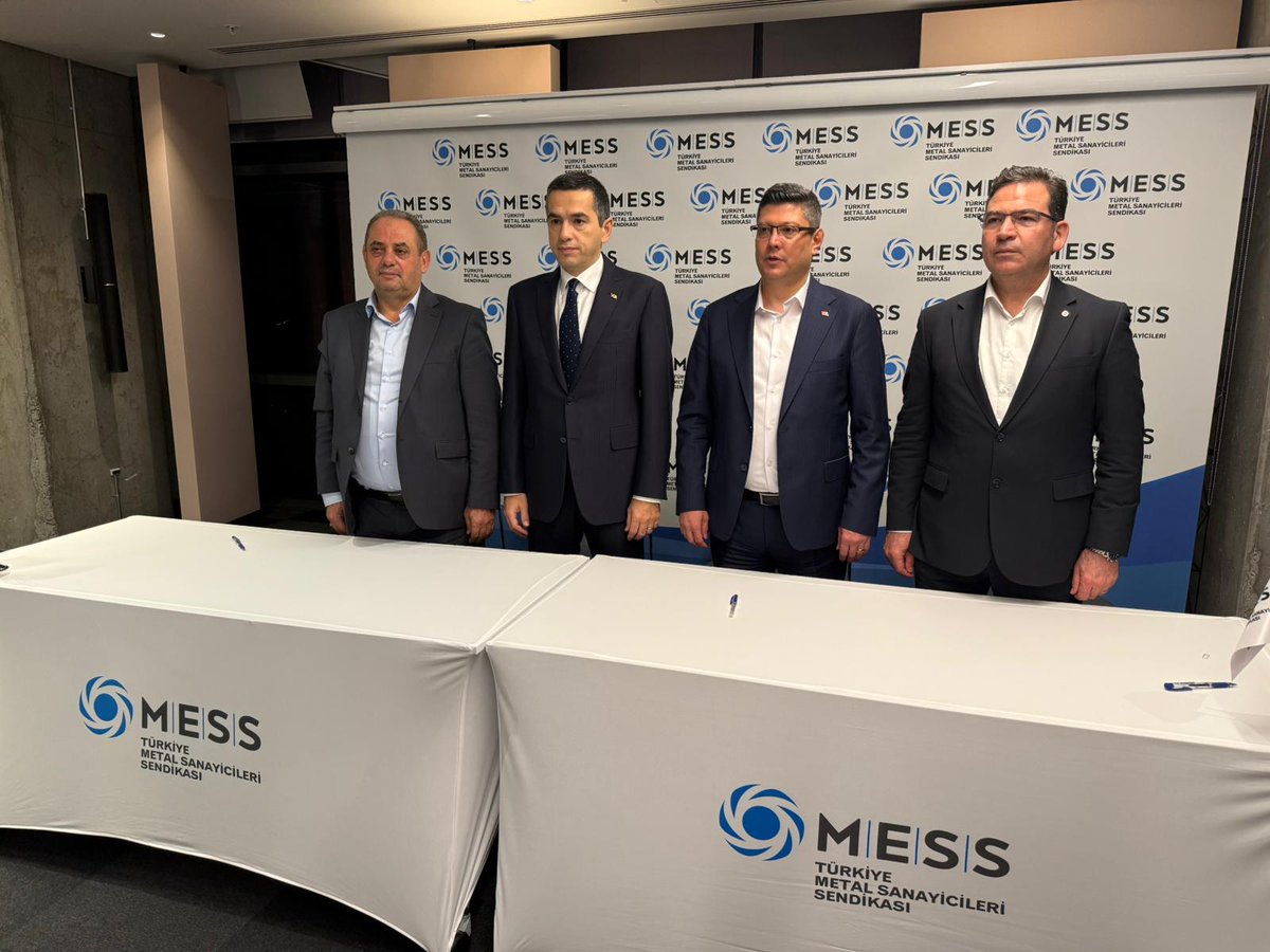 BirlesikMetal's tweet photo. 📢MESS İle Anlaşma Sağlandı

🔴ZAFER DİRENEN METAL İŞÇİLERİNİN!

Aylardır süren MESS 2025–2027 Dönemi Grup Toplu İş Sözleşmesi süreci bugün anlaşmayla sonuçlanmıştır. Bu sonuç; masada değil, fabrikalarda kurulan iradenin, kararlılığın ve örgütlü mücadelenin eseridir. Kazanan, direnen metal işçisidir.

Toplu iş sözleşmesi görüşmeleri 13 Ekim 2025 tarihinde başlamış, 8 Aralık 2025’te beşinci toplantı gerçekleştirilmiş ve bu toplantıda Uyuşmazlık Tutanağı Tutulmuştur. Sonrasında MESS’in çağrılarıyla yapılan toplantılarda da işçilerin taleplerini karşılayan bir sonuç alınamamıştır. Sürecin tıkanması üzerine Sendikamız, metal işçilerinin iradesine dayanarak 30 Ocak tarihinde uygulanmak üzere ilk etapta 9 fabrika için grev uygulama kararlarını 20 Ocak günü ilan etmiştir.

Bugün (21 Ocak 2026) MESS Sendikamızı yeniden görüşmeye çağırdı. Uzun süren müzakereler sonucu metal işçilerinin beklentilerini karşılayacak bir duruma gelinmesi nedeniyle Merkez TİS Komisyonumuzun ve Başkanlar Kurulumuzun da görüşünü alan Merkez Yönetim Kurulumuz, sözleşmenin imzalanmasına karar verdi.

Yapılan anlaşma şu şekilde:

➡️Ücret zammı, birinci 6 aylık dönem için, önce saat ücretleri 140 TL/saatin altında olanlara, 140 TL/saati geçmemek üzere 10 TL/saat tamamlama yapılacaktır. Daha sonra tüm ücretlere yüzde 20 zam yapıldıktan sonra seyyanen 17,61 TL/saat eklenecektir.  Bu artış çıplak ücrette genel ortalamada yüzde 28,10 oranına denk gelmektedir.

➡️1 Mart’tan sonra (sözleşmemizin ikinci 6 aylık dönemi için) yüzde 13 zam yapılacaktır. Ancak 6 aylık enflasyon yüzde 13’ü geçerse çıkan enflasyon oranı uygulanacaktır.

➡️Sözleşmemizin üçüncü 6 ayında enflasyon artı 1,5 puan olarak zam yapılacaktır.

➡️Son dönem olan dördüncü 6 aylık dönemde ise enflasyon oranında zam yapılacaktır.

1 Eylül 2025 tarihinde, sosyal ödeneklerle birlikte artış oranı yüzde 31,15 olmuştur.

Bu zam ile, ortalama ücretli bir metal işçisinin aylık ücreti, 1 Eylül 2025 tarihinden itibaren geçerli olmak üzere ikramiye ve yakacak tutarı da eklendiğinde net 71.000 TL olmuştur.

Bu ücret 1 Mart 2026 tarihinde ise net 79.500 TL’ye çıkacaktır. 1 Mart 2026 tarihi itibarıyla ise sadece ücretlerde kümülatif olarak yüzde 44,76 oranında artış sağlanmıştır.

Sosyal haklar ise, Sözleşmenin 1’inci yılında Kurban Bayramı parası yüzde 75 oranında, diğer sosyal haklar ise yüzde 50 oranında artırılmıştır. Sözleşmenin ikinci yılında ise yıllık enflasyon oranında artacaktır.

Sosyal haklarla birlikte yıllık kümülatif yüzde 47,81 oranında artış sağlanmıştır.

MESS tarafından kazanılmış hakları geriye götürecek karşı teklifler geriye çekilmiştir.

Aylar boyunca sürdürülen onurlu ve kararlı mücadele, metal işçisinin neler başarabileceğini bir kez daha ortaya koymuştur.

İşçilerin taleplerini dikkate alarak anlaşmanın sağlanmasında sorumluluk alan MESS Yönetimine de bu vesileyle teşekkür ederiz.

Bu kazanımlar; sendikasına sahip çıkan, mücadeleden vazgeçmeyen metal işçilerinin eseridir.

Metal işçisinin yükselen sesi, Sendikamız öncülüğünde karşılığını bulmuştur. Aylardır, “Biz kazanacağız, metal işçisi kazanacak!” dedik, “Metal işçisi kazanırsa tüm işçiler kazanır” dedik.

Metal işçisi kazandı, tüm işçi sınıfı kazandı!

BİZ KAZANDIK!✊

BİRLEŞİK METAL-İŞ SENDİKASI
GENEL YÖNETİM KURULU