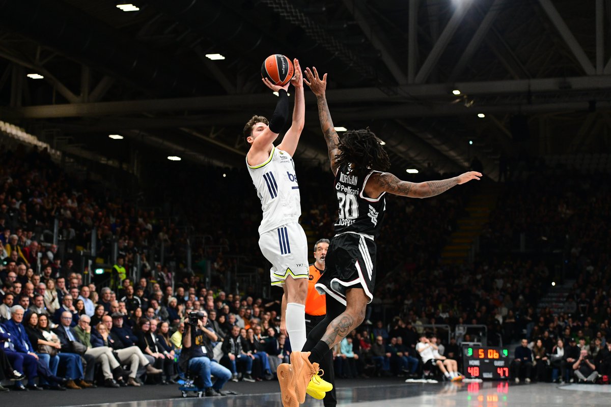 FBBasketbol's tweet photo. 📸 Galibiyet Albümü 💛💙

#YellowLegacy #EuroLeague https://t.co/5rJqE7GOmO