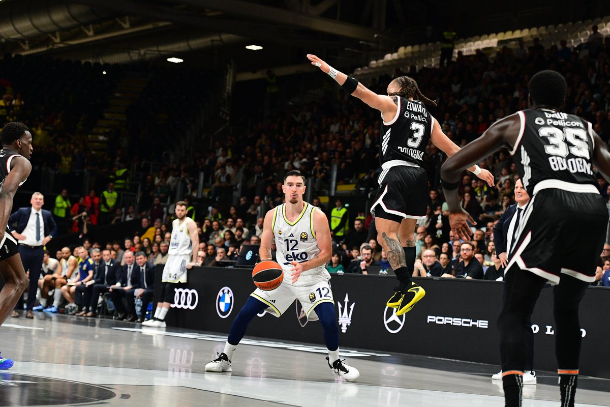 FBBasketbol's tweet photo. 📸 Galibiyet Albümü 💛💙

#YellowLegacy #EuroLeague https://t.co/5rJqE7GOmO