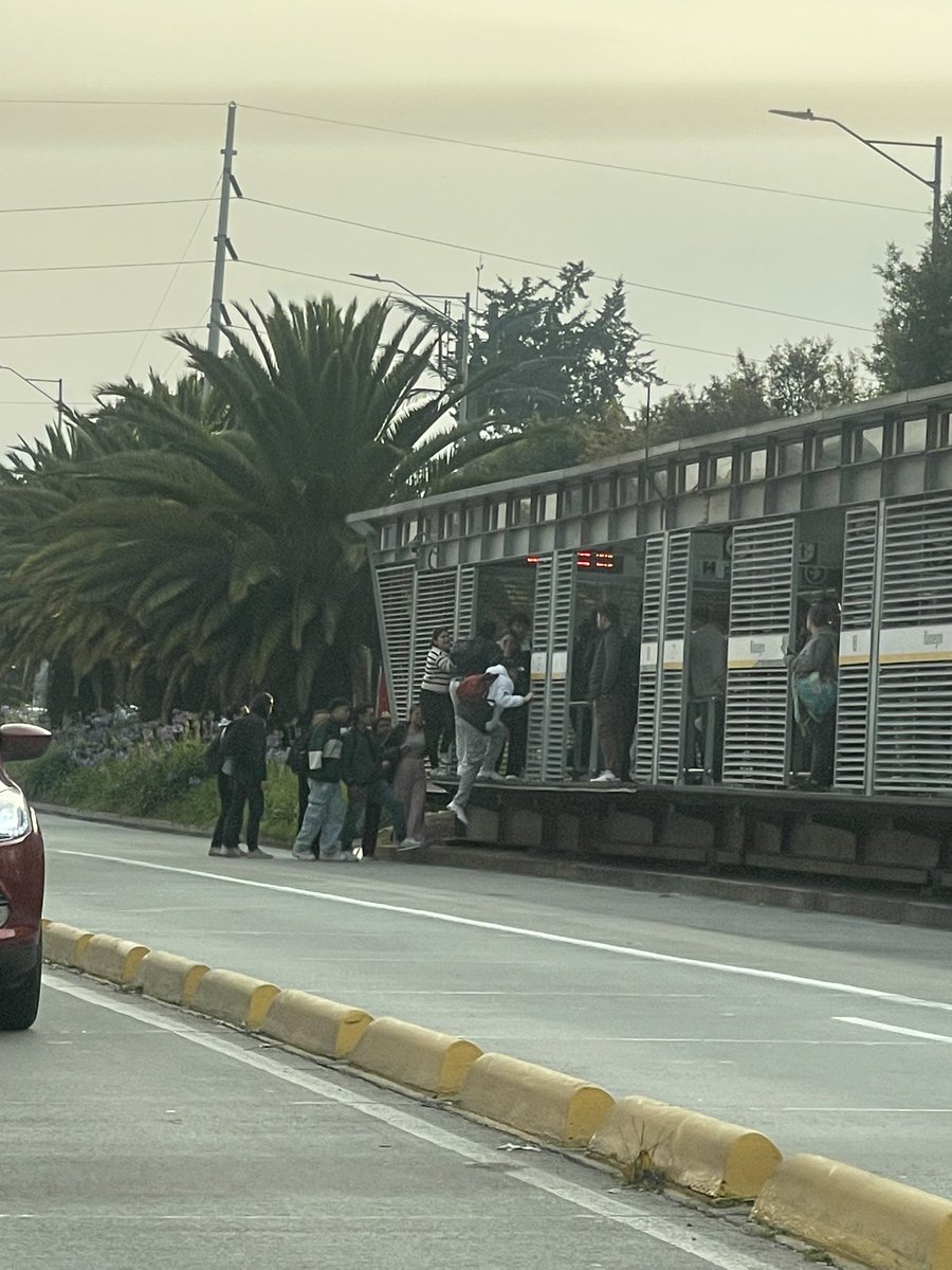 adrymaxcyclak's tweet image. Alcalde @CarlosFGalan @TransMilenio esto ocurre en la estación de Transmilenio de Rionegro, más de 20 jóvenes ingresan de manera irregular a la estación, sin pagar como si lo hacen los demás ciudadanos que utilizan de manera correcta el servicio.