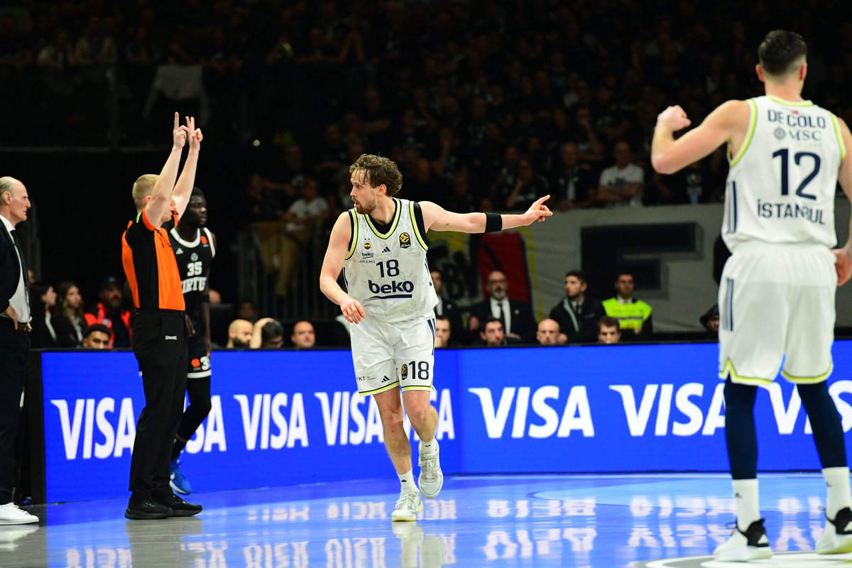 FBBasketbol's tweet photo. 📸 Galibiyet Albümü 💛💙

#YellowLegacy #EuroLeague https://t.co/5rJqE7GOmO