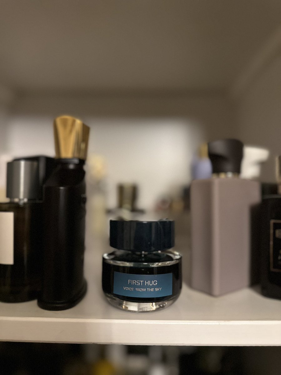 #رابطة_عشاق_العطور 

Voice From The Sky First Hug

جربت العطر الصيني وجربت البراند بكبره
العطر جوه بحري عشبي نظيف يوكالبتوس نعناع أعشاب خضراء، وفيه إحساس غريب كأنه ورق أو حبر مطبوع يعطيه شخصية مختلفة

لكن على ذائقتي مايناسبني نهائيًا ما حسيت فيه طرب ولا فخامة ولا إنتعاش، وحسيته