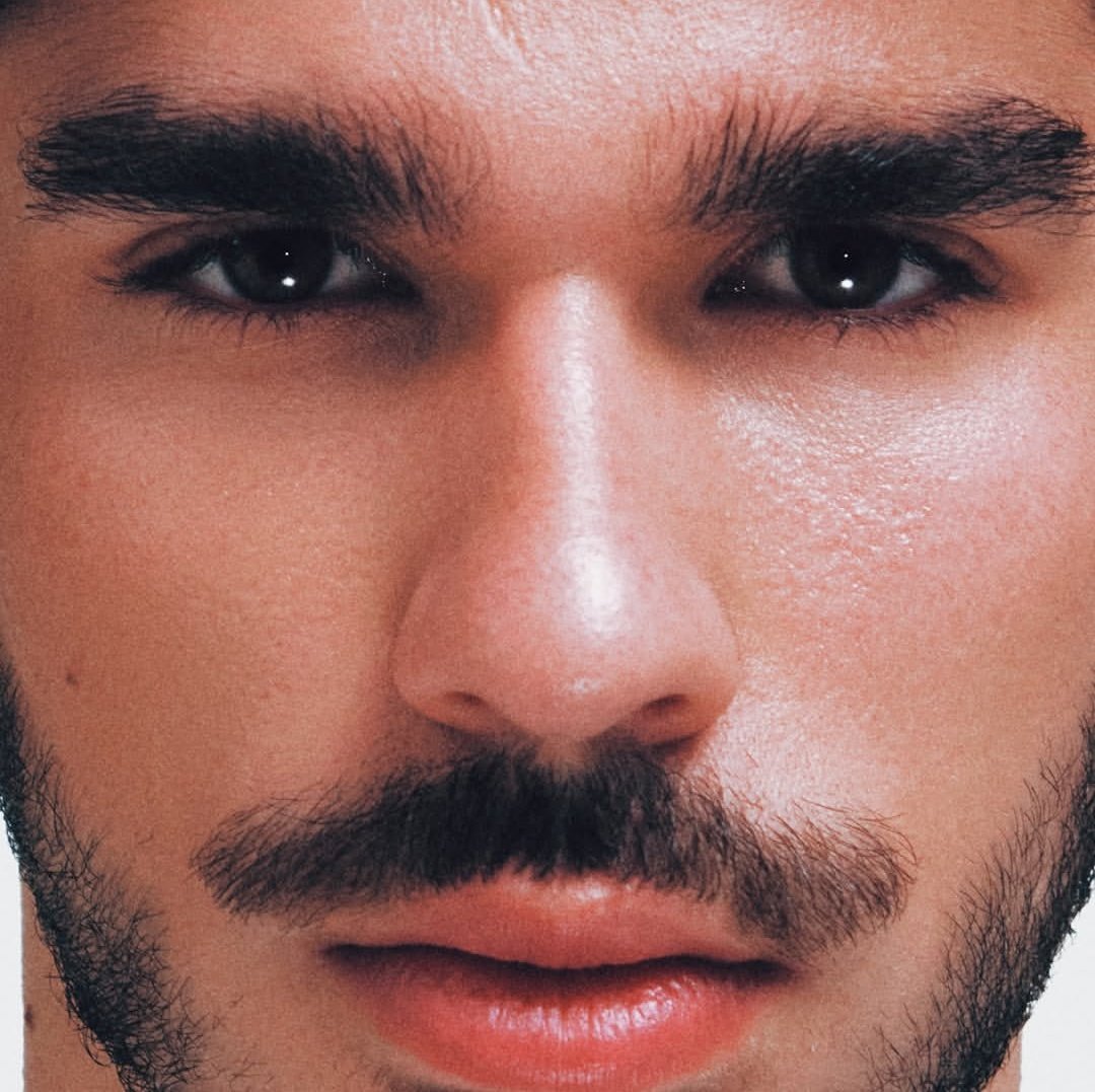 Ni fondo blanco ni nada, solo facecard