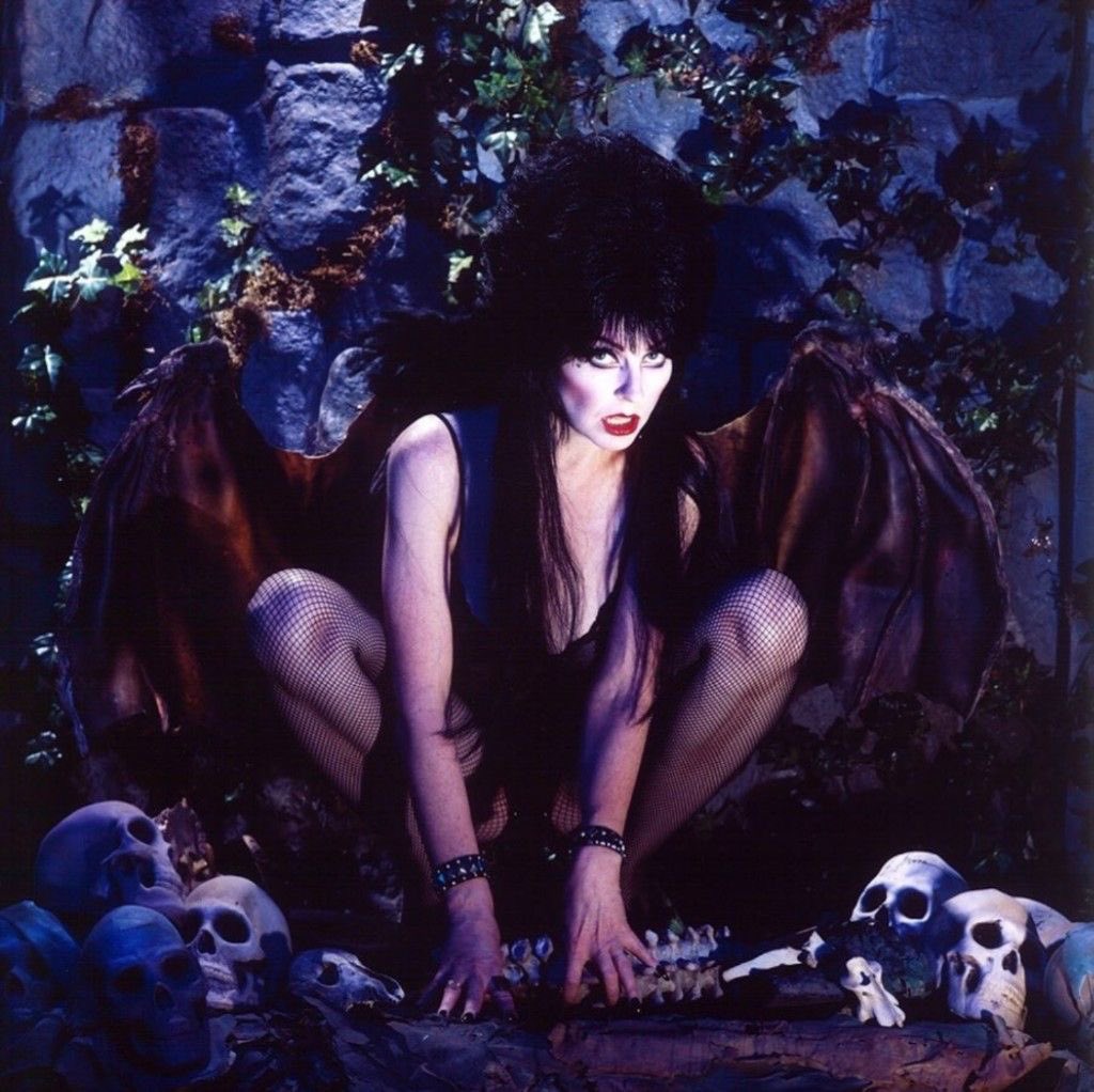 spookyxxboobs's tweet image. when she’s hot, weird, and spooky