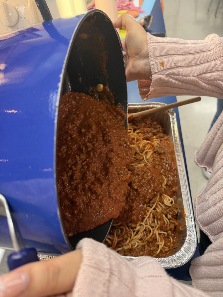 LReno_AHS's tweet photo. Americas Student Council serving spaghetti with a side of gratitude for those who serve our community every day 🚒 @BlazerNationAHS #AsUp #Heros https://t.co/BxucI0tdKg