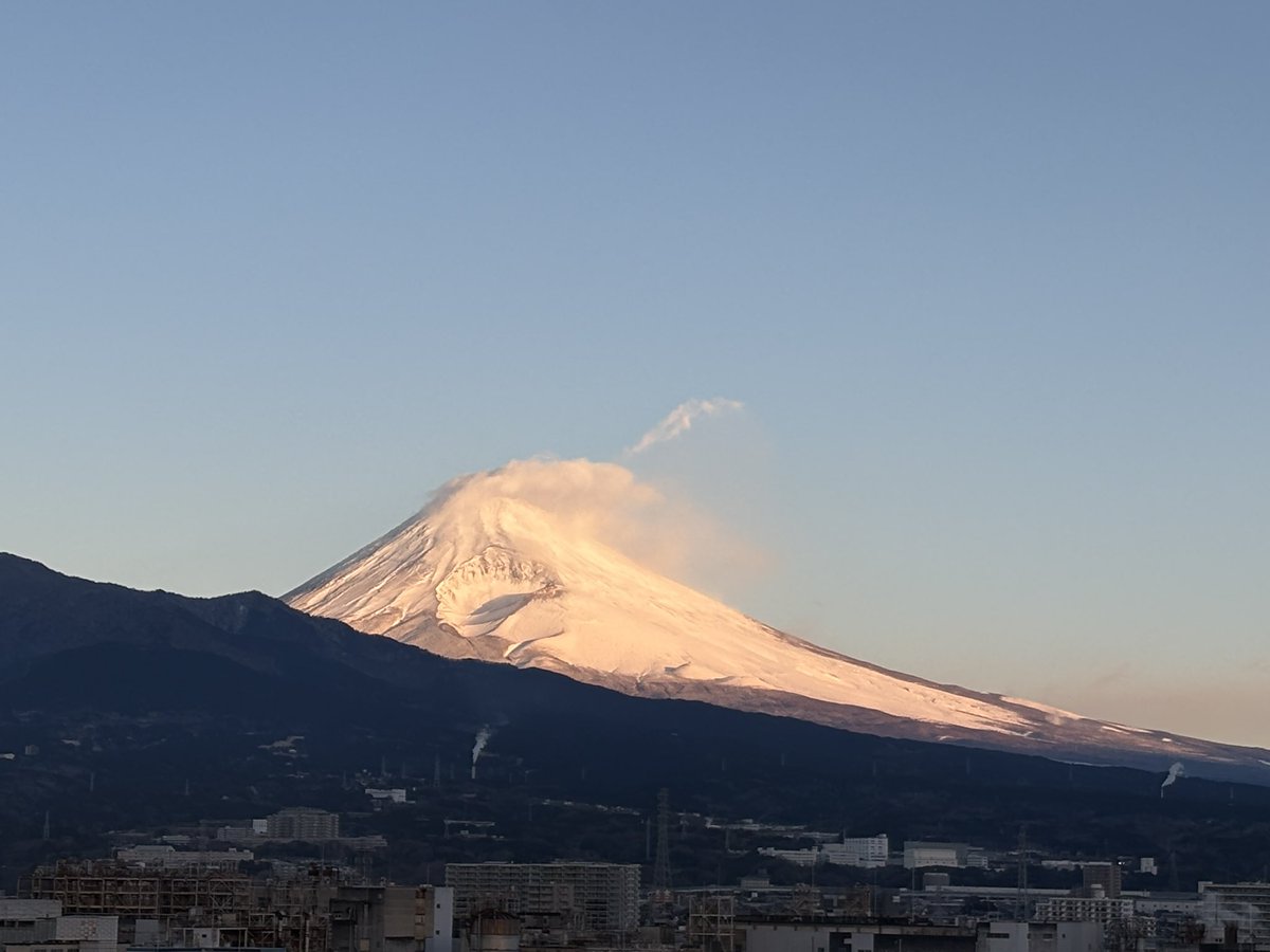 ホテルから見える富士山、麓まで白くなってる☃️今日は京都入りですが、天気予報は雪。「誰も転ばない」が最優先目標。