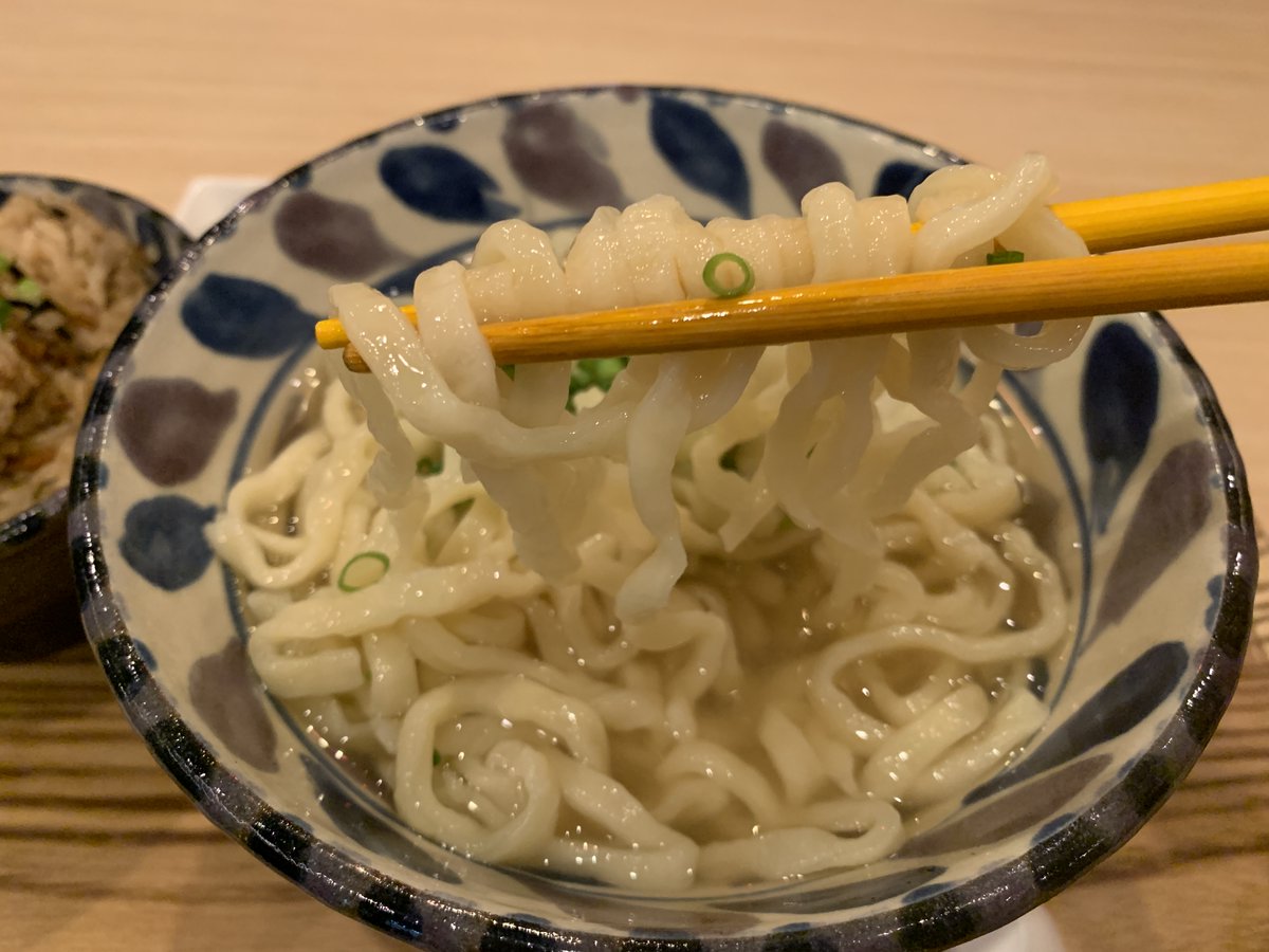 okinawasoba808's tweet photo. 1月23日（金）から、国際通りにオープンする『#タイラ製麺所』の「#沖縄そば作り体験」。
私が作った沖縄そばがこれだ！
分かりやすく、楽しく教えてくれるので、素人でも美味しいそばが作れます。
自分で作ったそばは、いっそう美味しい😍
約１時間なので、沖縄観光での思い出作りにお勧めです👍 https://t.co/RplQz39vdW