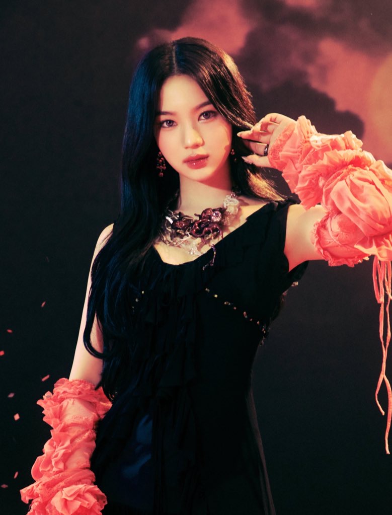 PopBase's tweet image. Happy 24th birthday to the talented Isa of STAYC.