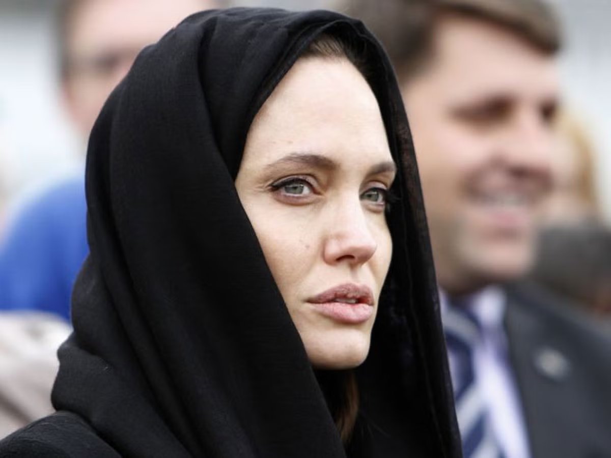 VividProwess's tweet image. 16,500 Iranians killed.

Where is ‘human rights activist’ Angelina Jolie?