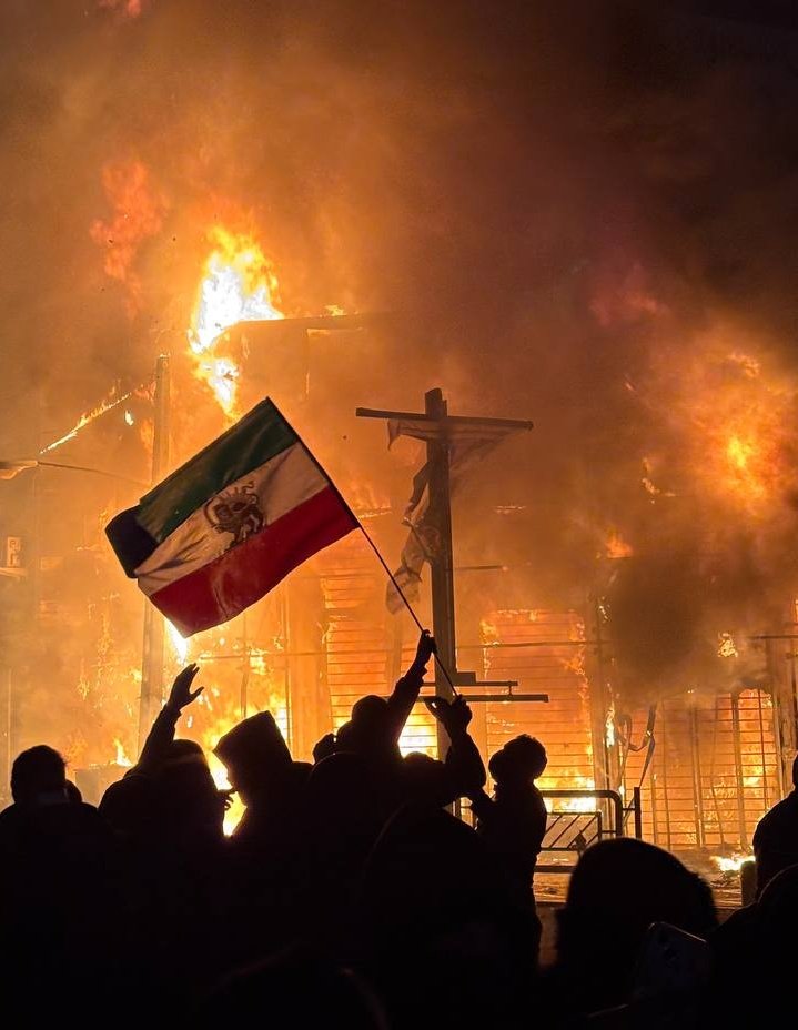 Mojtabapacino's tweet photo. دود، آتش، مردم، فریاد، پرچم...
این عکس، تمامِ انقلاب ماست...
#DigitalBlackoutIran 
#IranMassacre https://t.co/DkxzBaXVEX