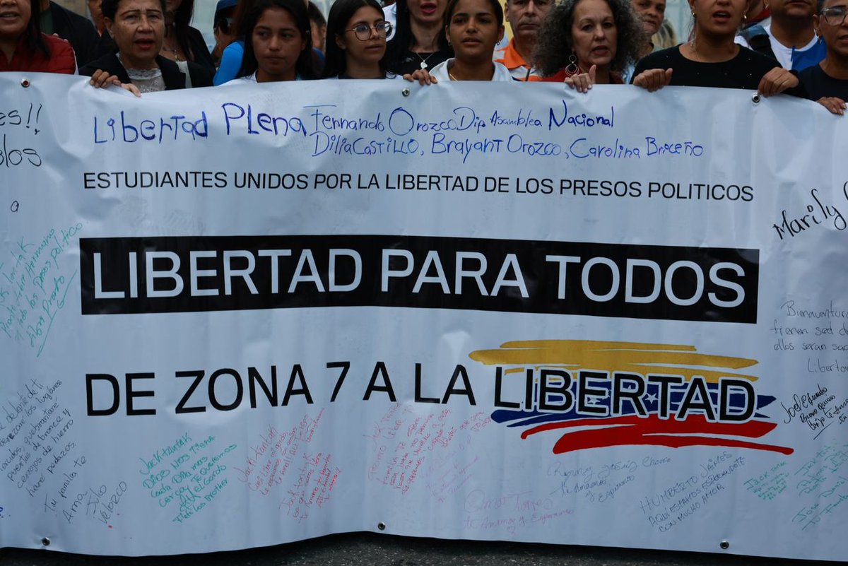 RHelicoide's tweet image. ¡JUSTICIA, JUSTICIA Y LIBERTAD! 
#AHORA 

Los familiares de los presos políticos a las afueras de Zona 7 siguen exigiendo la libertad de todos. 

En la noche #13 los familiares resisten frente al hostigamiento policial y el amedrentamiento.