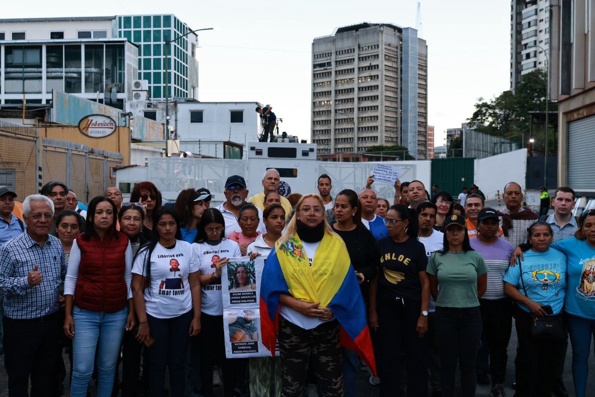 RHelicoide's tweet image. ¡JUSTICIA, JUSTICIA Y LIBERTAD! 
#AHORA 

Los familiares de los presos políticos a las afueras de Zona 7 siguen exigiendo la libertad de todos. 

En la noche #13 los familiares resisten frente al hostigamiento policial y el amedrentamiento.