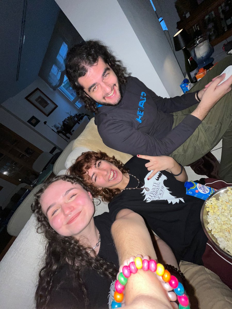 i <3 my best friends!!!!🌸🌸🌸🌸