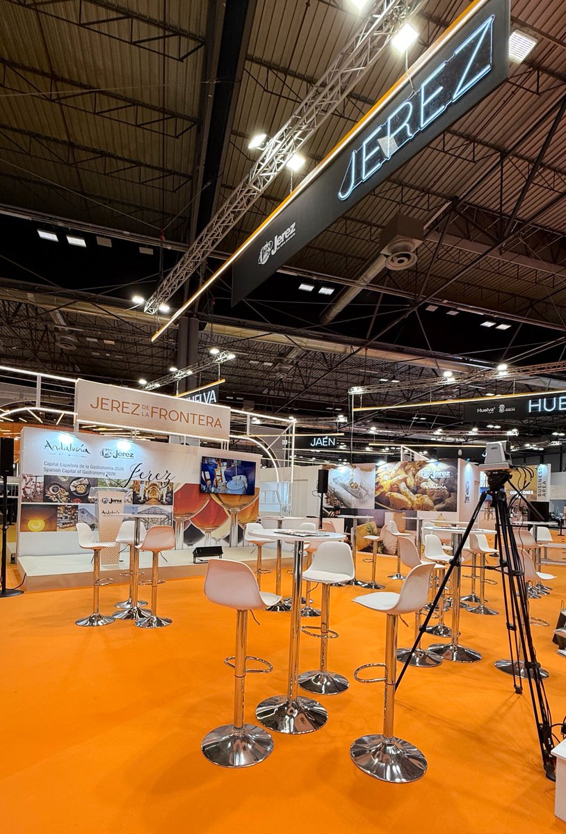 ExpertaViajera's tweet photo. Arrancó @fitur_madrid en medio de 3 días de luto nacional por el accidente ferroviario en España. Aquí algunas imágenes de los destinos que no llevaron a cabo ninguna actividad en la feria y están atendiendo la crisis #FITUR2026 https://t.co/rAtZ8RlHIg