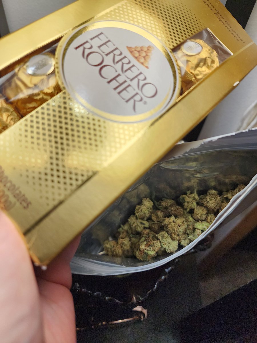 RubySunset5's tweet image. I bought myself chocolate and flowers today to make myself feel better. It's working 🙂‍↕️