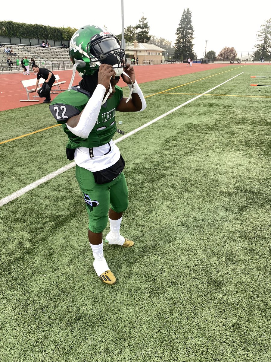Jayvonbolds's tweet image. Hey I hope everyone having a amazing day I want to tell you all that I will not be playing football anymore I want to say thank you to all of my coaches that helped me with everything, it’s was a honored to play the sport, I will be doing track and field 

4-22 OUT 
LLG-BABY🖤💚