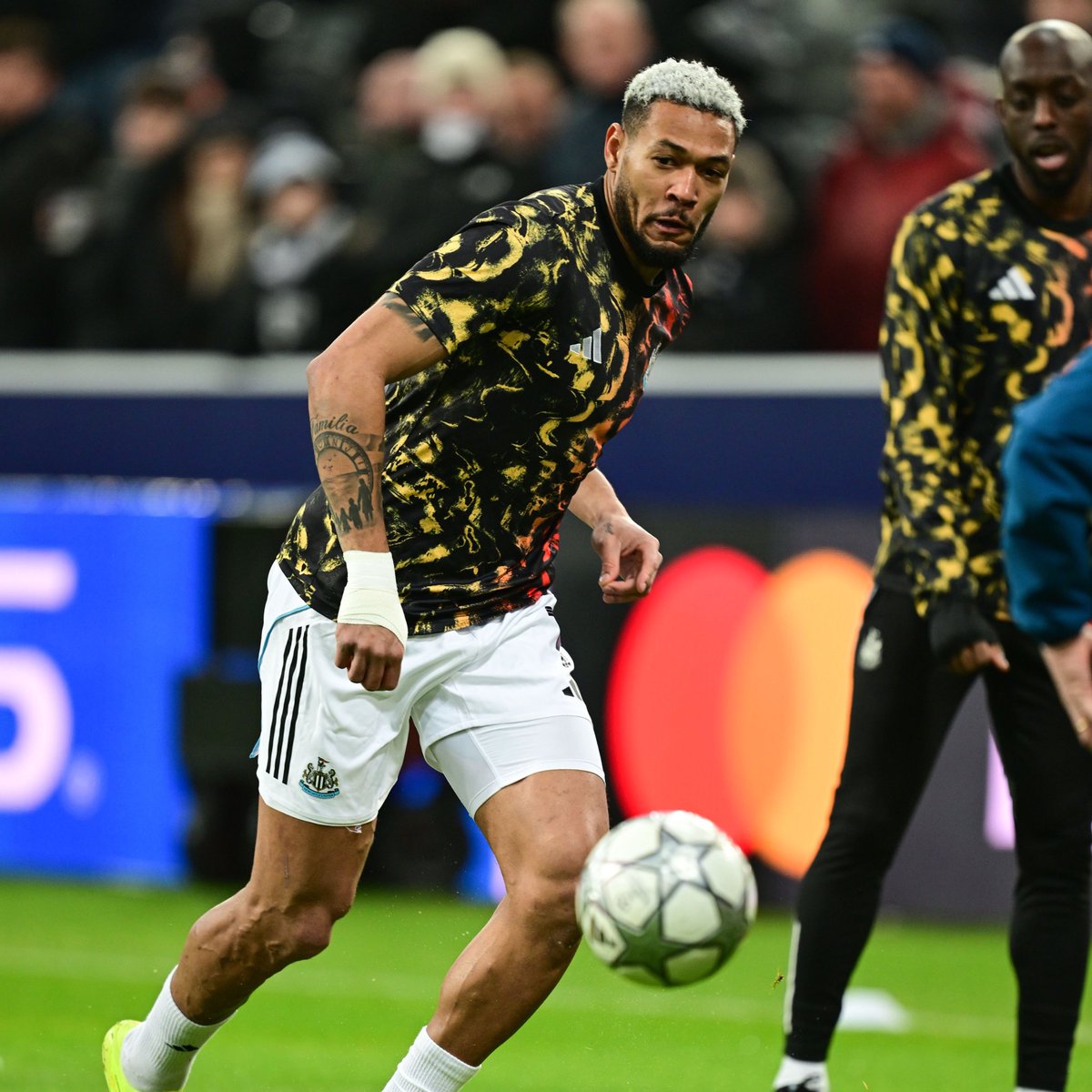 MagpieMediaX's tweet photo. Joelinton’s game by numbers for #NUFC vs. PSV Eindhoven tonight:

79 minutes played ⏰
46 touches ⚽️
29/35 passes completed 🎯
5 recoveries 💪🏽
4/4 aerial duels won ⚔️
2 chances created 🎨
1 superb assist 🅰️

Back to his unplayable best. 🇧🇷 https://t.co/dl0Dkr1r5t