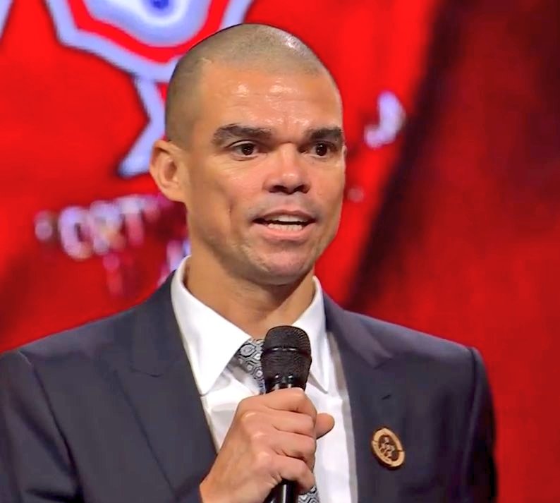 TeamCRonaldo's tweet image. 🚨🎙️ Pepe: “Ronaldo offered me part of his salary to stay at Madrid.”

“I remember I received a knock to the head by Iker Casillas, and had to go to the hospital.

When I woke up, I had no idea what happened and saw Cristiano Ronaldo stayed there all night with my wife and kids.”