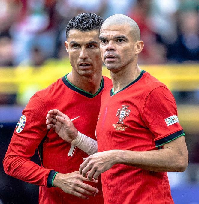 TeamCRonaldo's tweet image. 🚨🎙️ Pepe: “Ronaldo offered me part of his salary to stay at Madrid.”

“I remember I received a knock to the head by Iker Casillas, and had to go to the hospital.

When I woke up, I had no idea what happened and saw Cristiano Ronaldo stayed there all night with my wife and kids.”