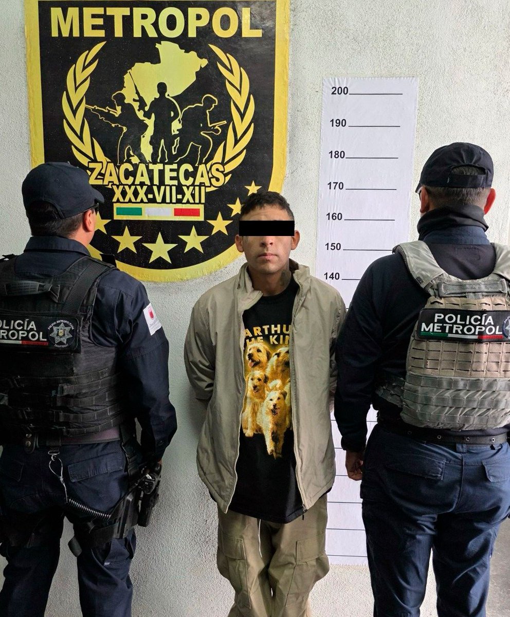 Durante recorridos de seguridad y vigilancia realizados en un camino de terracería, en el municipio de Fresnillo, elementos de la Policía Metropolitana detuvieron a un masculino por su probable participación en delitos contra la salud.goo.su/4l2hsp