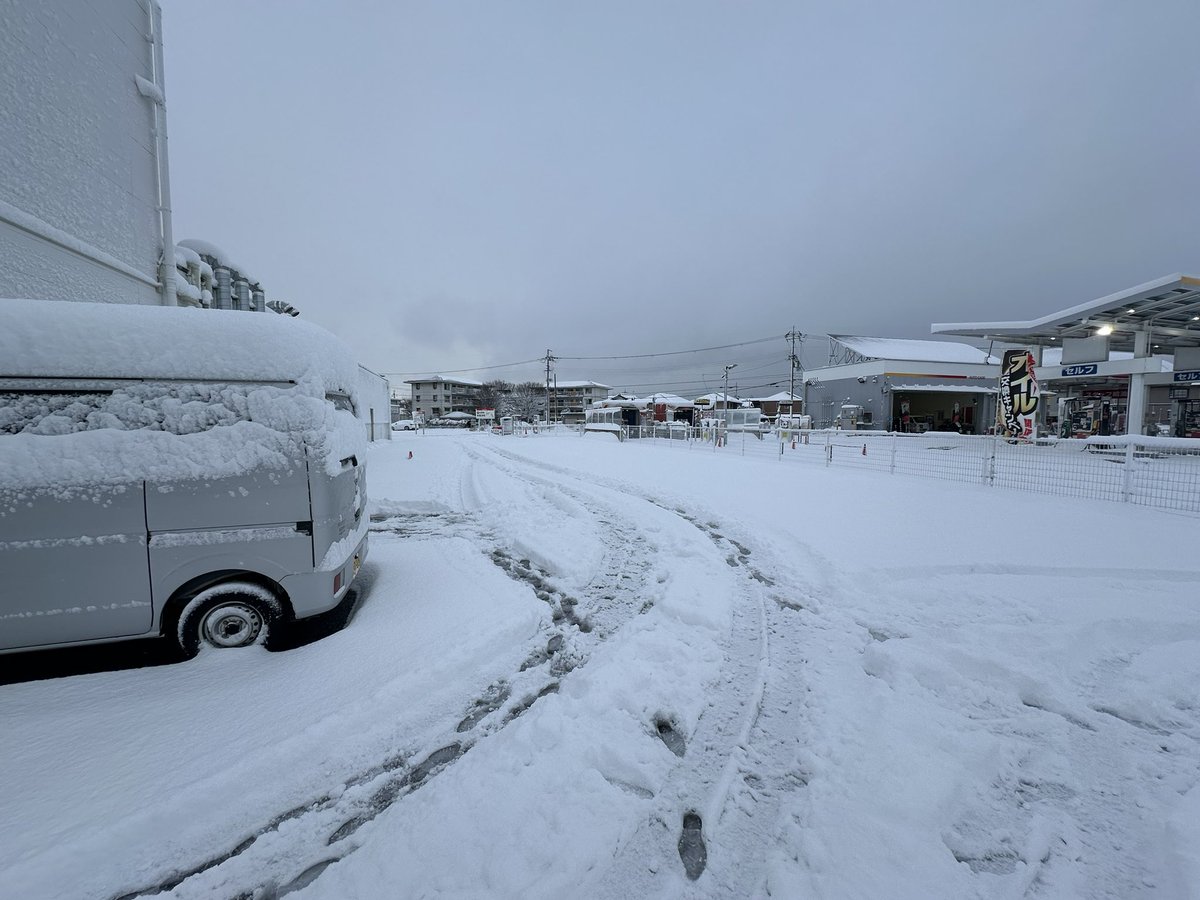おはようございます⛄️
やっぱりこのまま暖冬で終わるわけがなく、
中々降ってくれました🌨️
道路については除雪作業者の方が頑張ってくれてます🙇

本日は昼営業のみで
夜は臨時休業させて頂きます🙏

皆様、移動は十分にお気をつけ下さい💦
駐車場はこれから人力で除雪していきます💪