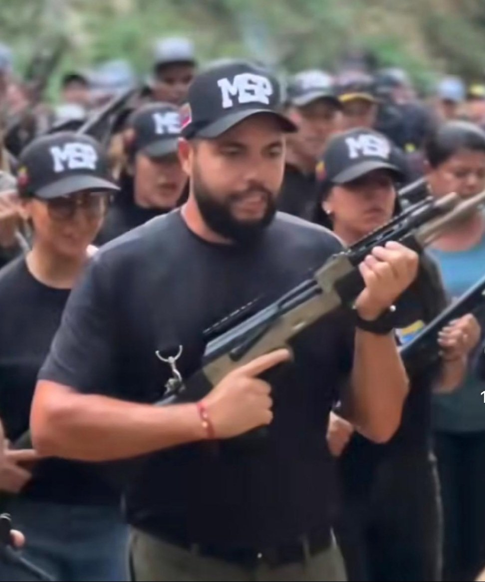 OPERACIÓN: 
#SapeaAlChavista
       👇👇👇👇👇👇
Julio García Zerpa (operador carcelario del Régimen). Como Ministro de Servicio Penitenciario ha dirigido una política de ataque sistemático de torturados y desaparecidos contra los presos políticos y sus familias..!!