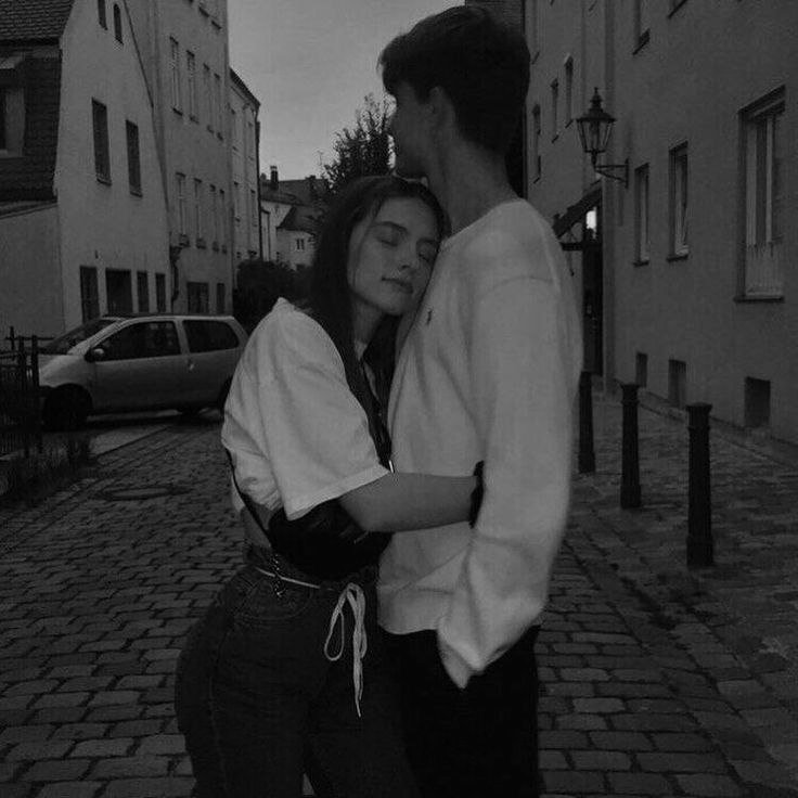 #بعد_منتصف_الليل 
تحدثنا طويلاً
لدرجة أنني لا أتذكر عن ماذا تحدثنا، 
أتذكر الشعور فحسب، 
الشعور برغبة في ألا ينتهي الأمر، 
أن تظل الأمور هكذا دائمًا .