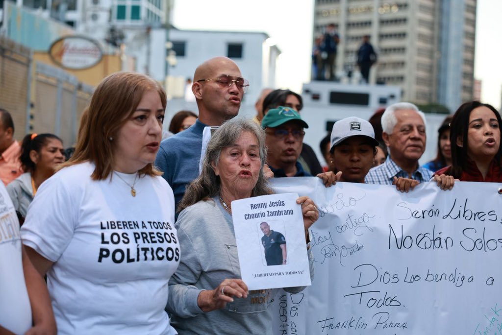 14 días y 13 noches. Así han resistido los familiares a las afueras de los centros de tortura, sin respuestas y sin justicia. Permanecen firmes, exigiendo lo único que corresponde: libertad para todos los presos políticos.

#QueSeanTodos