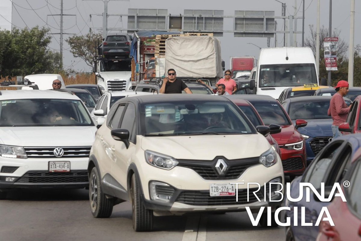 TribunaVigila's tweet photo. #TómaloEnCuenta🚧 || ¡Caos total! Suman dos horas del bloqueo sobre Periférico Ecológico, a la altura del C5; dueños de autos extranjeros se manifiestan🪧 para denunciar supuestos abusos de Comercio Exterior. #Puebla #LaVozDeLosPoblanos 🤯 https://t.co/1f1m2r9CRr