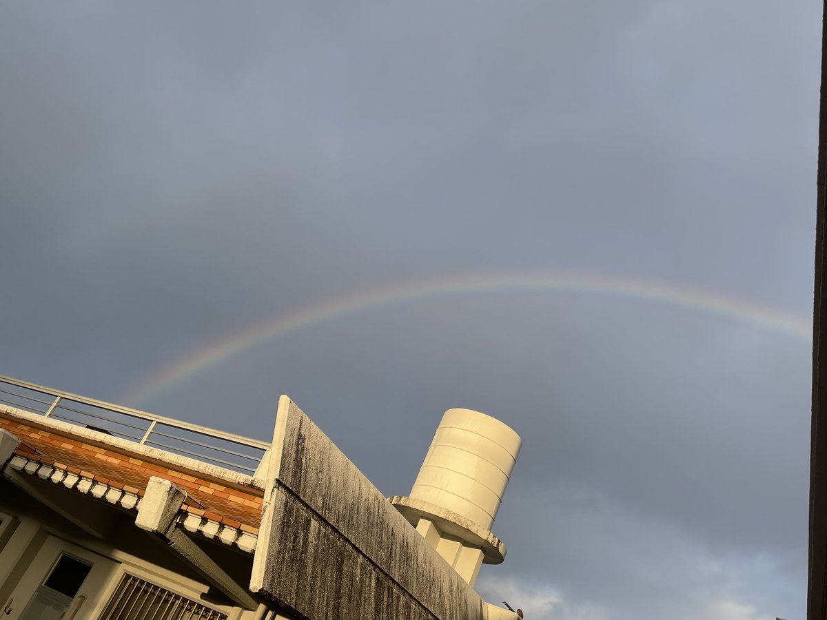 虹が出てる！最高の朝🌈✨
これだけで今日一日頑張れそう。
良い朝は、良い一日の始まりですね。
お裾分け！みんなも良い日になりますように☀️
#虹 #朝活 #おはよう
#沖縄中国語教室　#沖縄韓国語教室　#みえ先生　#クロスウェーブ
#マイクラ