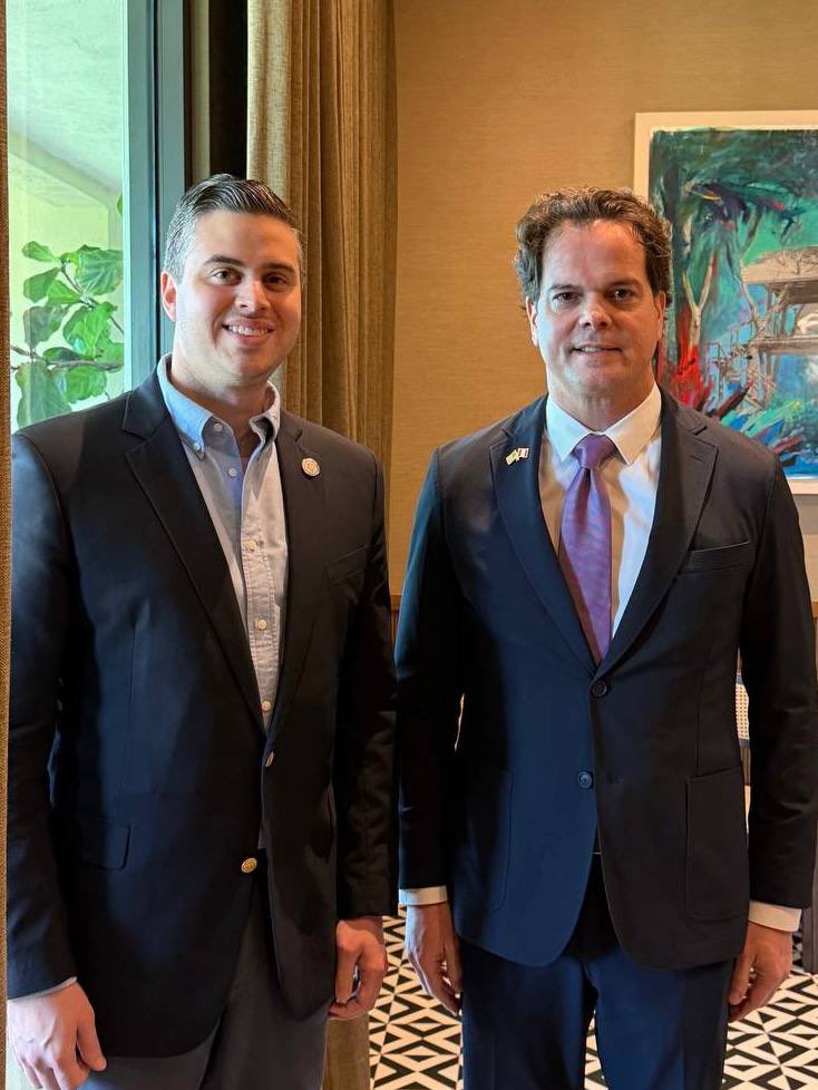 pridcopr's tweet image. El Director Ejecutivo Roberto Lefranc mantuvo una reunión con el Embajador de EE.UU. en Perú, Bernie Navarro.

Como representante del Presidente @realdonaldtrump, el Embajador Navarro, es un puertorriqueño que liderará las discusiones sobre el intercambio comercial con el
Perú.