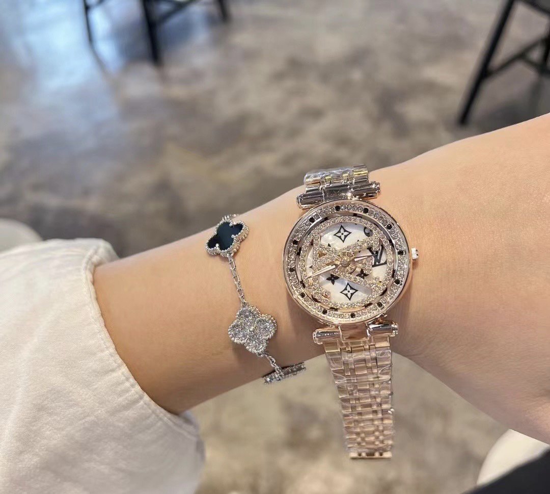 candice_65c's tweet photo. I am in love with the watch❤️ https://t.co/kp0eom5hmB