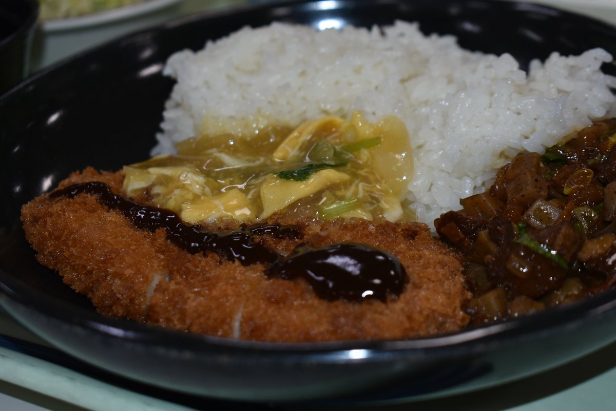 😊＃伊丹駐屯地 です。
今月の伊丹飯のソースは和風かつ丼ソースと名古屋名物の味噌かつソースです😃
とろ～り卵の味わい深いあんかけと芳醇な香りの味噌だれを絡めた二種類のカツが楽しめる満足度の高い一品に仕上がっています😃
#満腹飯