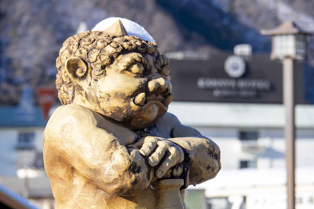 鬼怒川温泉には栃木県益子町の陶壁作家 藤原郁三さんによる鬼の陶像