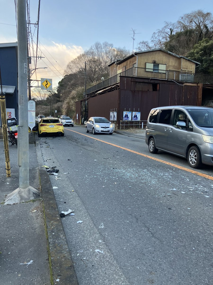 dispatcher119's tweet photo. 環状４号線　六浦原宿線、横浜市栄区長倉町付近にて交通事故。怪我人は，いないものの、軽トラック大破アウディも走行不能な状態。大渋滞して動かない！ https://t.co/bkqyRniz5y