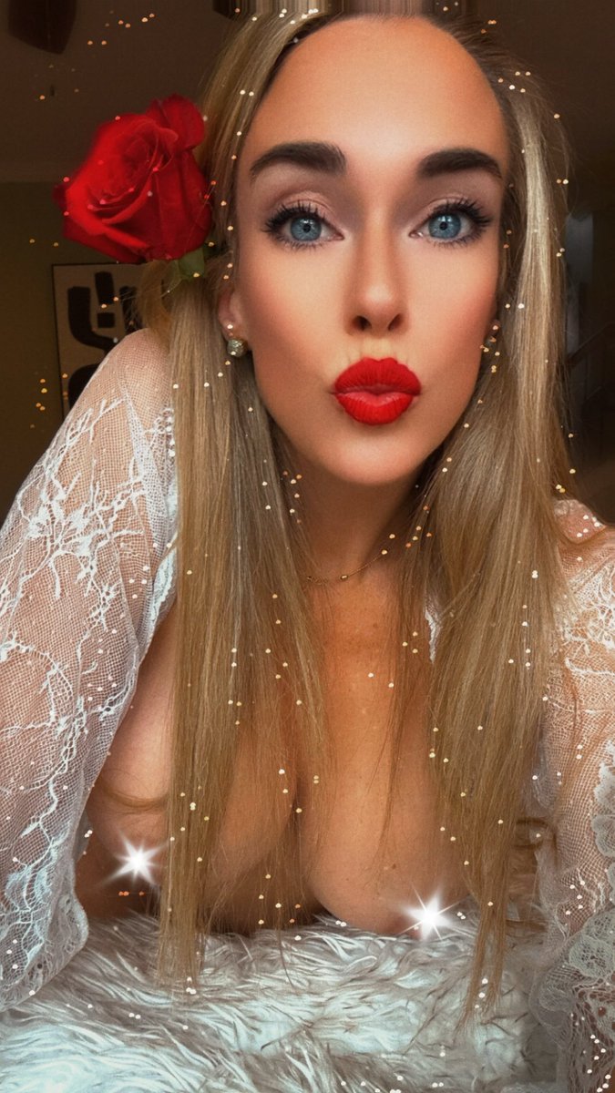 Roses are red 🌹

onlyfans.com/midwest.mama.0…

sofiagray.com/shops/midwestm…

#OnlyFans #milf
#sellingcontent #onlyfansbabe #blonde #midwestmilf_000