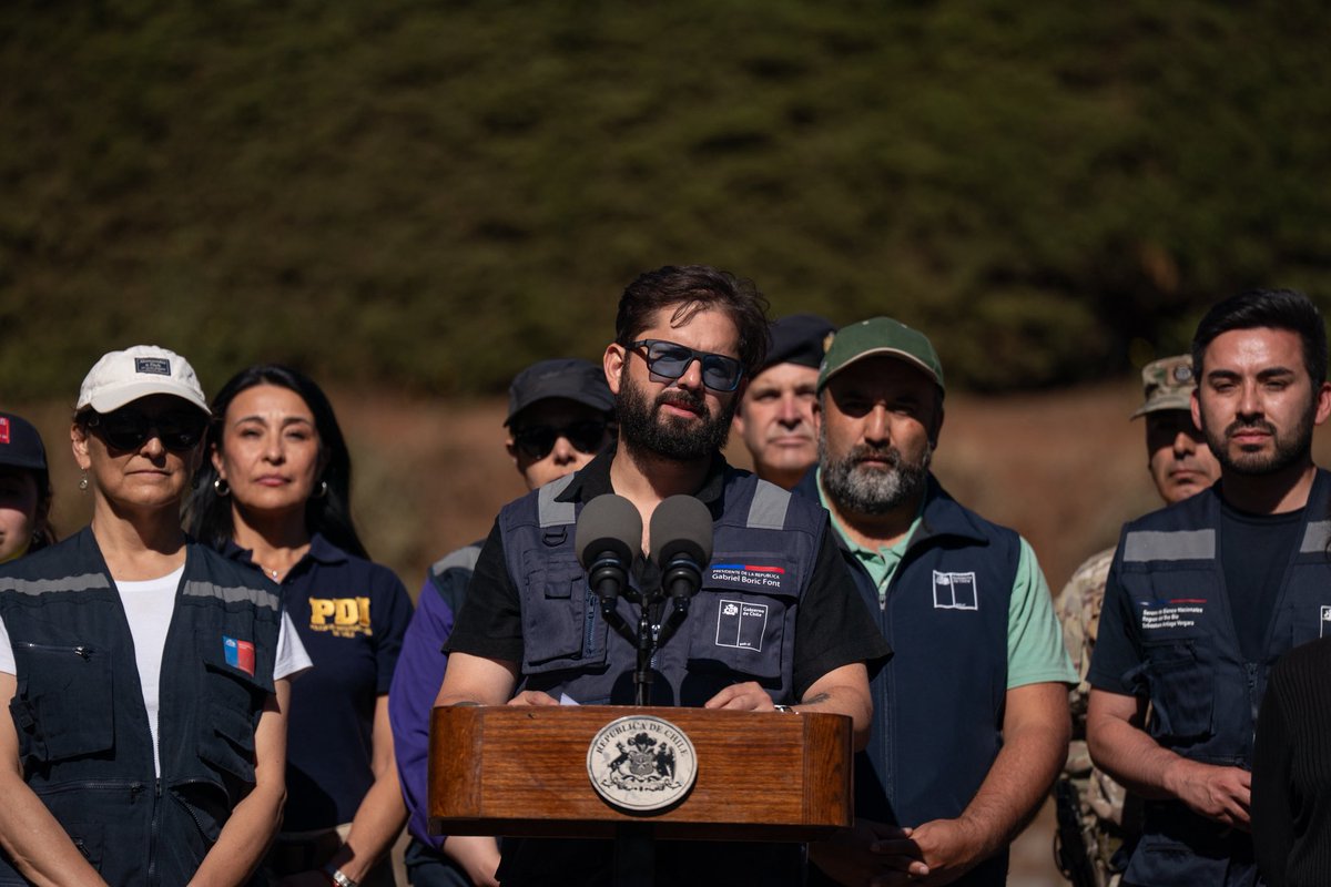 GabrielBoric's tweet photo. Ya se está aplicando la Ficha Básica de Emergencia en todas las zonas afectadas para avanzar en las tres medidas iniciales de apoyo para esta primera etapa:

✅ Bono de recuperación con montos que van desde $750.000 a $1.500.000.

✅ Recuperación temprana de infraestructura, orientada a la remoción, retiro y disposición final de escombros.

✅ Apoyo a la actividad agrícola y apícola con la entrega de forraje para animales, alimentación y aportes para la recuperación de sistemas productivos dañados.

El Estado está desplegado por completo para llegar con ayuda hasta la última persona afectada por esta tragedia.