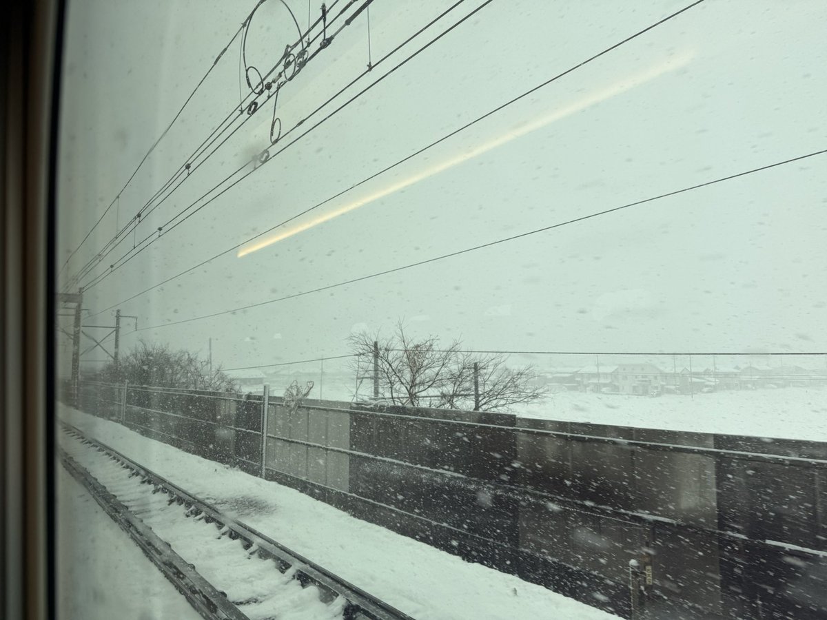 ChannelMinori's tweet photo. 東海道新幹線は雪の影響で遅れています
豊郷付近凄いです https://t.co/gTPk7y9MBu