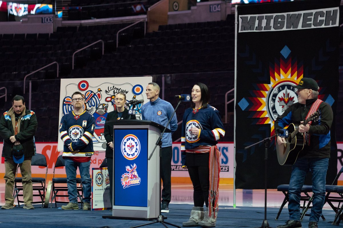 wasacnews's tweet image. Celebrated hand drum singer Ray “Coco” Stevenson kicks off our new jersey unveil for the 8th annual #WASACNight/Follow Your Dreams games with our partners @NHLJets @ManitobaMoose @sakihiwe 🏒👏