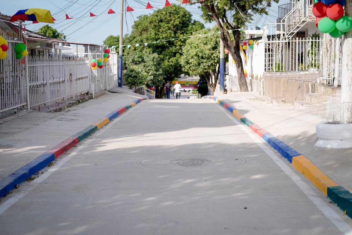 YamilHAranaP's tweet photo. ¡Dobleteados! 

Hoy fueron dos calles las que entregamos. Obras que devuelven la dignidad y que resuelven problemas históricos 💛

En Blas de Lezo, en la carrera 66 entre calles 19 y 21, inauguramos una vía esperada por décadas, hecha en menos de un mes y con calidad,

En Nelson Mandela, 260 metros de esperanza que hoy son realidad en la calle 2 entre carreras 88 y 89.

Cumplir también transforma vidas. Paso a paso seguimos cambiando a Cartagena, siempre de la mano de la @AlcaldiaCTG