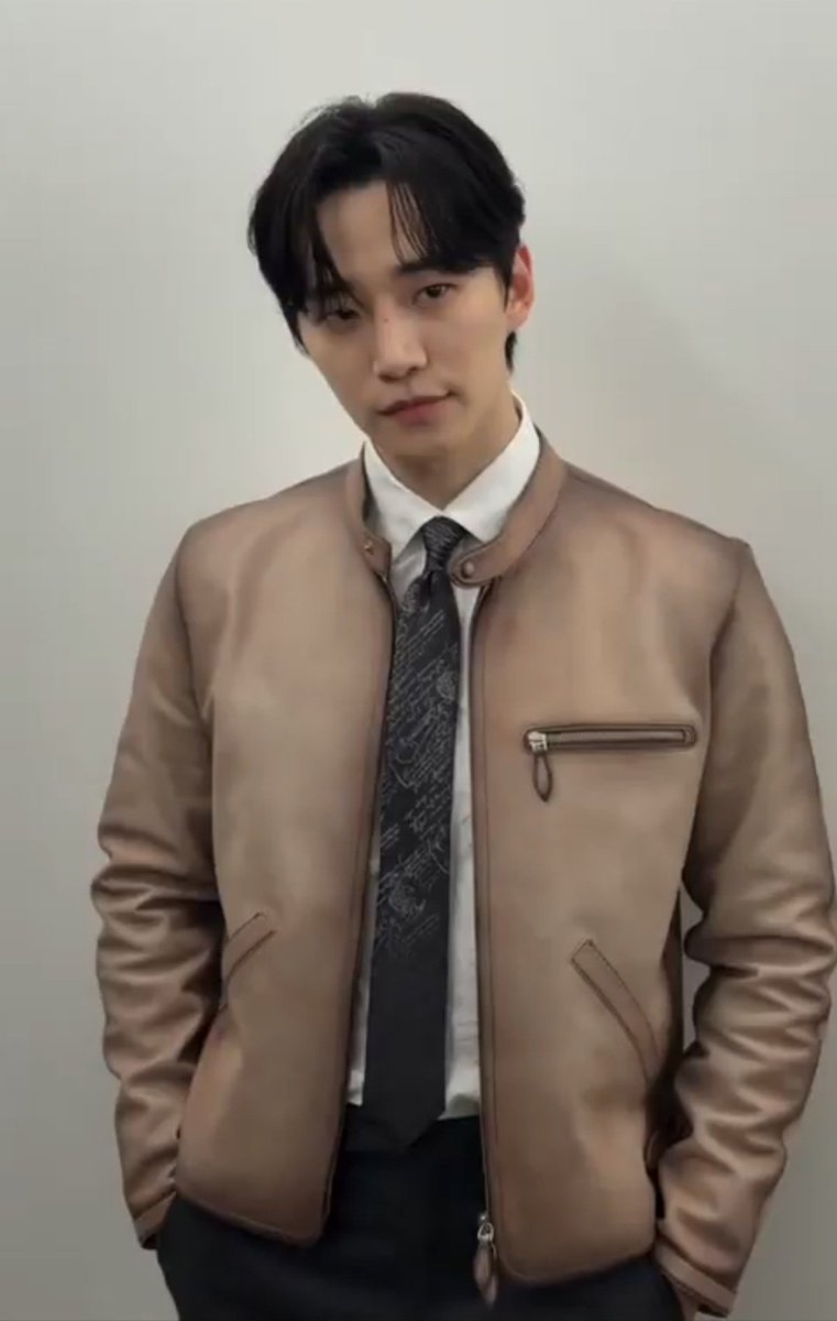 독창적인 우아함과 장인정신
130년 전통의 브랜드와 너무 잘어울림
instagram.com/reel/DTyJp4TAg…

#LEEJUNHOxBERLUTI 
#이준호 #LEEJUNHO
#벨루티 #BERLUTI #DressedinBERUTI
#PFW #ParisFashionWeek #PFW2026