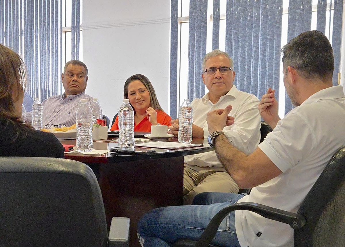 API_SPVeracruz's tweet photo. Nuestro Director @PoloDeschamps junto con parte del equipo API, se reunió con directivos del @CCEVeracruzBoca, encabezados por su Presidente, @JorgeAlardinC. https://t.co/8Mj874UI0p