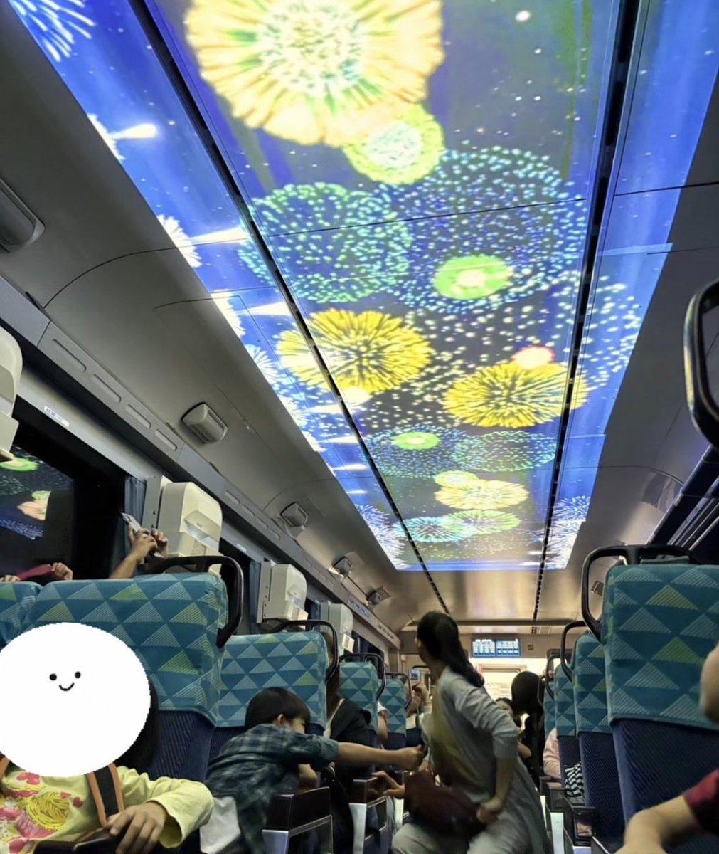 sea_5's tweet photo. 私が学生の時から、こんな大雪で運休してしまう在来線の中でも唯一通常運転してる雪国の電車、ほくほく線。
休日にはトンネル間、暗い車内にうつされるシアターが綺麗なのでぜひ。

https://t.co/3fmBYrgBgD https://t.co/GK4CddarHi