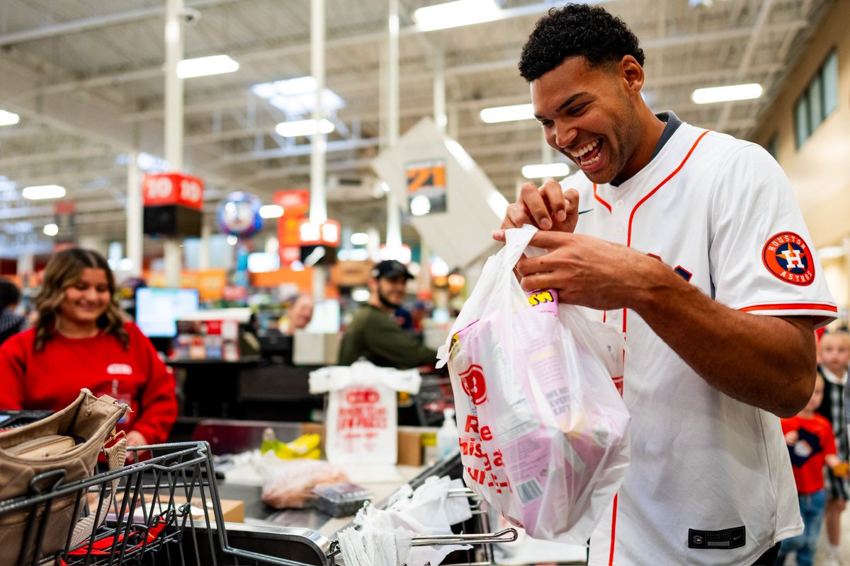 astros's tweet photo. Hanging out with the best fans @HEB! 🫶 https://t.co/UOi5jq3Z7G