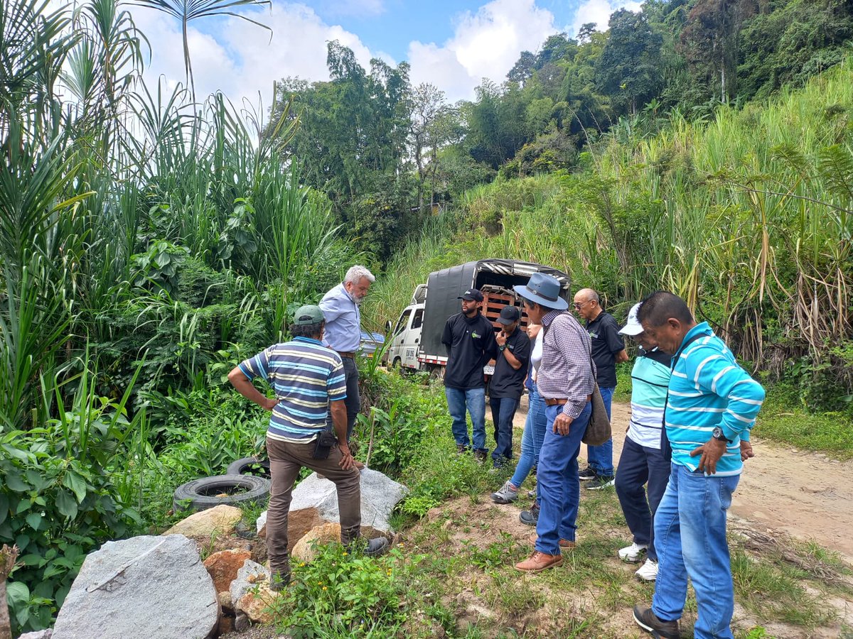Luego de la jornada de acueductos conversé con mis vecinos de Riosucio. Como ellos me lo recuerdan, no soy un aparecido, reconocen mi larga historia de lucha, por la soberanía nacional, el agua, el agro y el café. 
#MovimientoAgrarioEIndigenaPorLaSoberanía
#Tarjetón Indigena #202