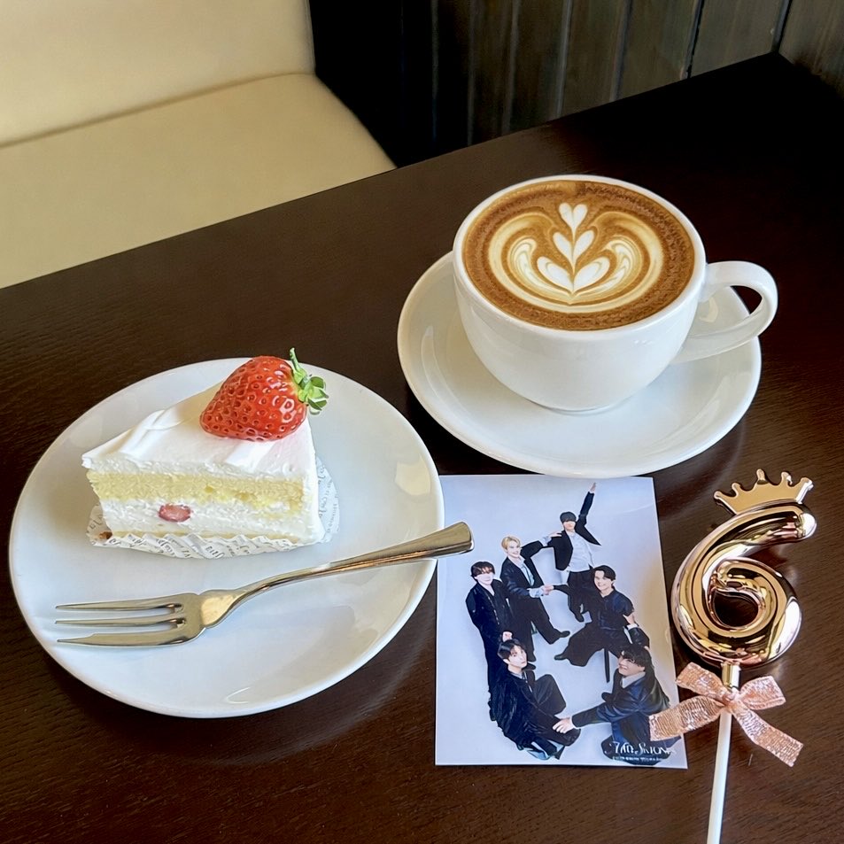 ⋆⸜   𝐒𝐢𝐱𝐓𝐎𝐍𝐄𝐒 𝟔𝐭𝐡 𝐀𝐧𝐧𝐢𝐯𝐞𝐫𝐬𝐚𝐫𝐲  ⸝⋆

デビュー6周年おめでとう㊗️🥂

今までもこれからも、この６人で！
みんなが笑顔で幸せな日々を
過ごせますように🪽
ずっとずっとだいすきです。