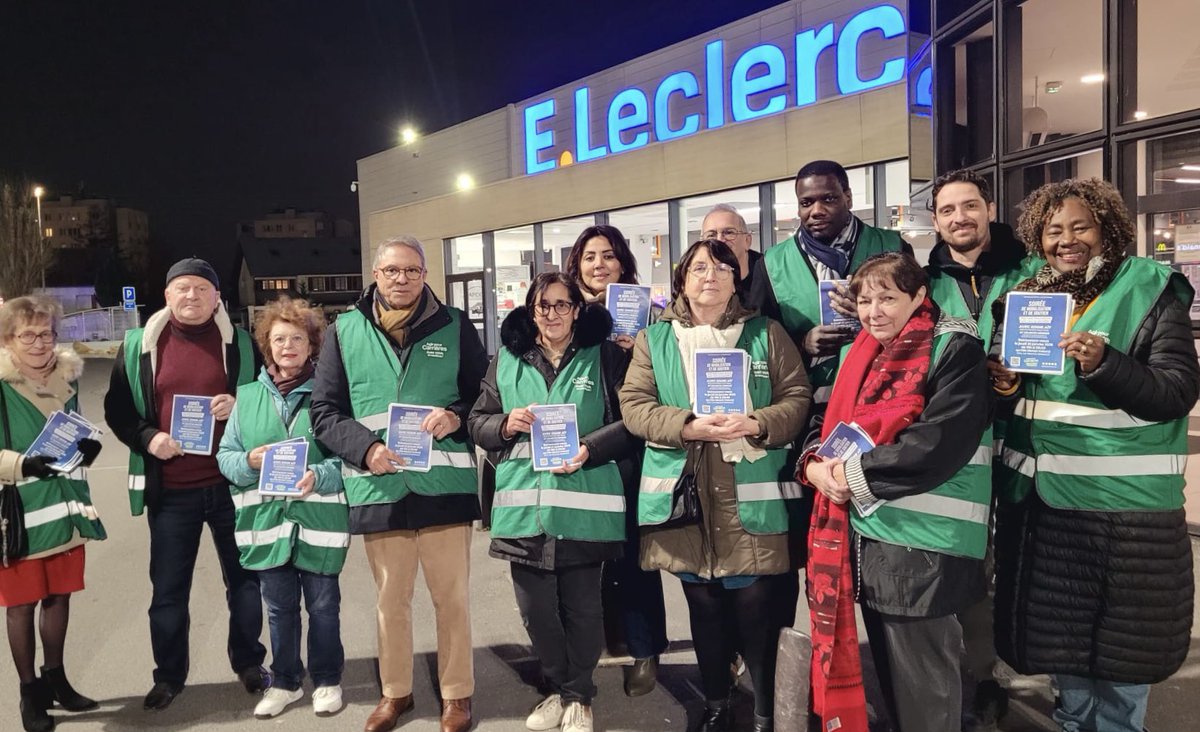AgirPourCSP's tweet photo. 🔥 🗳️ 🚀 𝑴𝒐𝒃𝒊𝒍𝒊𝒔𝒆́𝒔 𝒆𝒕 𝒆𝒏 𝒇𝒐𝒓𝒎𝒆 !  

Le collectif @AgirPourCSP avec @ait_eddie était présent ce mercredi 21 janvier aux abords du centre Edouard Leclerc Saint-Louis de @ville_carrieres pour souhaiter la bonne année et appeler à la mobilisation. https://t.co/zkT5hO5Erx