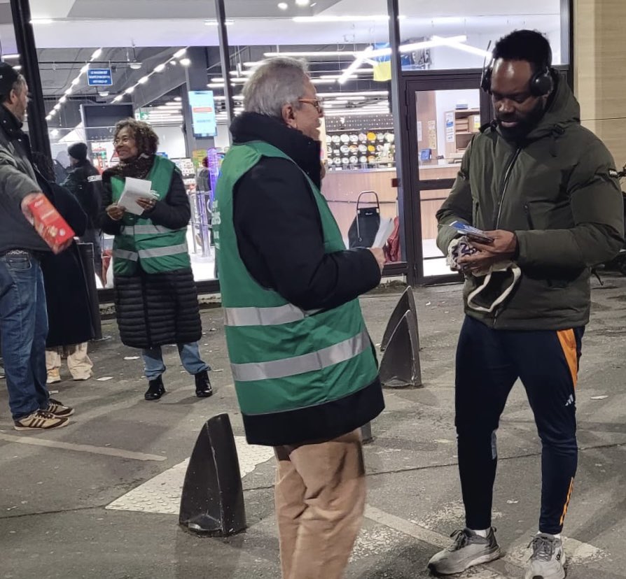 AgirPourCSP's tweet photo. 🔥 🗳️ 🚀 𝑴𝒐𝒃𝒊𝒍𝒊𝒔𝒆́𝒔 𝒆𝒕 𝒆𝒏 𝒇𝒐𝒓𝒎𝒆 !  

Le collectif @AgirPourCSP avec @ait_eddie était présent ce mercredi 21 janvier aux abords du centre Edouard Leclerc Saint-Louis de @ville_carrieres pour souhaiter la bonne année et appeler à la mobilisation. https://t.co/zkT5hO5Erx