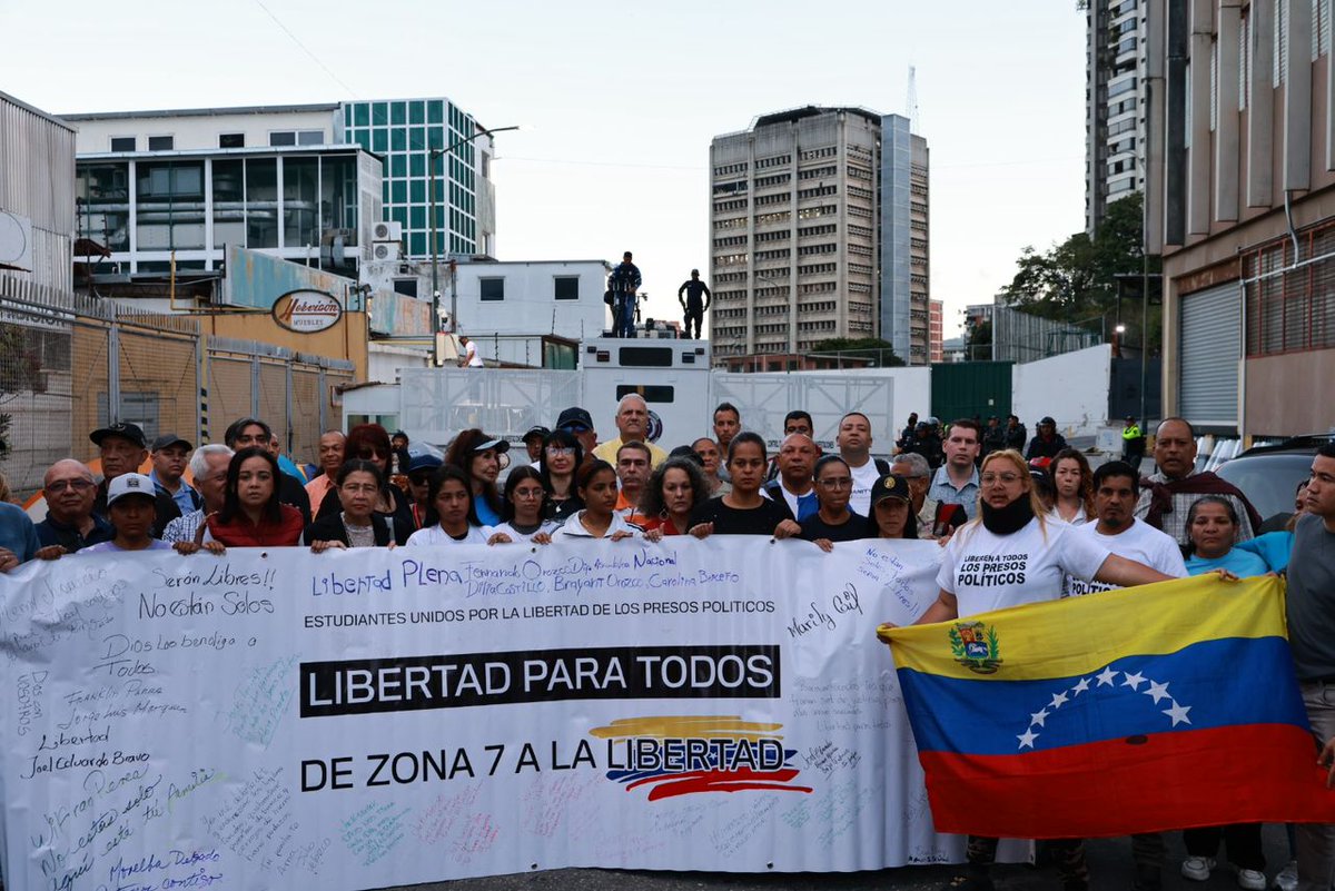 ¡Ya basta de tanta crueldad! Los presos políticos no están solos. 🇻🇪

Las madres venezolanas siguen firmes, levantando la voz con dignidad y coraje, sosteniendo la esperanza del reencuentro y del abrazo que les fue arrebatado.

La exigencia es una sola y no admite excusas: