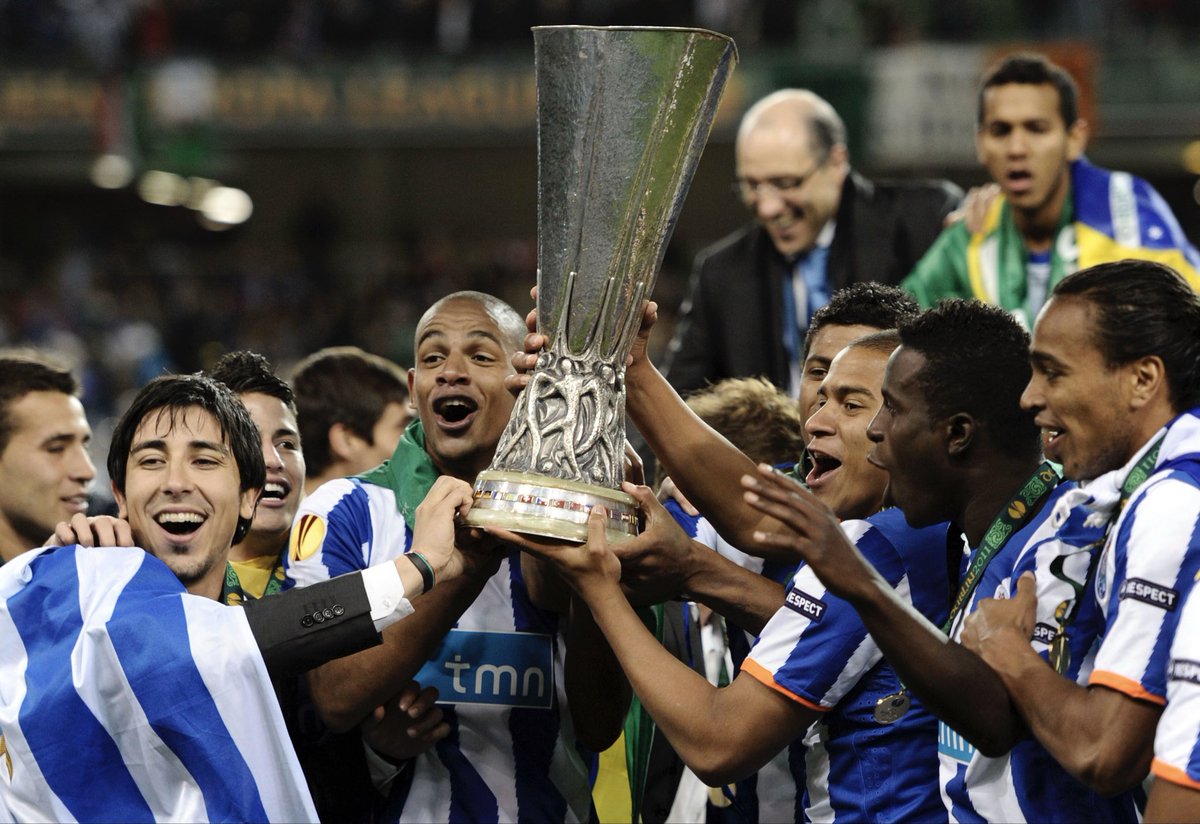 Vamos lá ao que interessa.
Uma ninguém tem.
Duas tem o Porto.
Três realizam o sonho